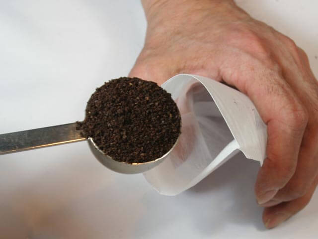ハイブリッドコーヒーの粉40ｇを市販のお茶パックに入れる